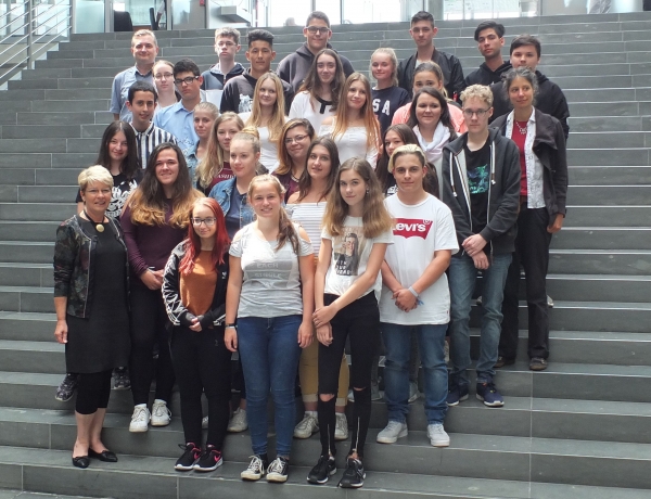 Gabriele Katzmarek begrüßt Schulklasse aus Durmersheim im Bundestag