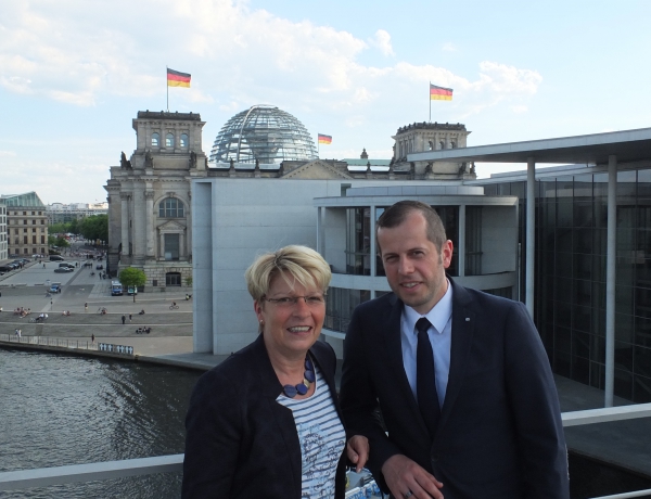 „Politik trifft Wirtschaft“ – Björn Kaiser begleitet Gabriele Katzmarek im Bundestag