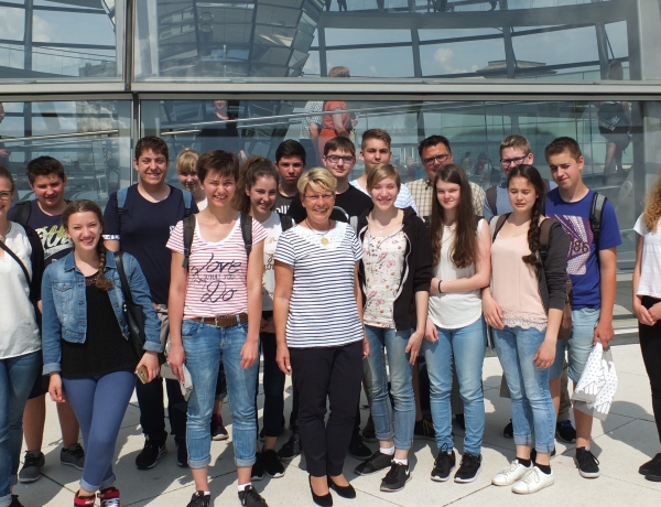 Maria-Victoria-Schule aus Ottersweier zu Gast bei Gabriele Katzmarek im Bundestag