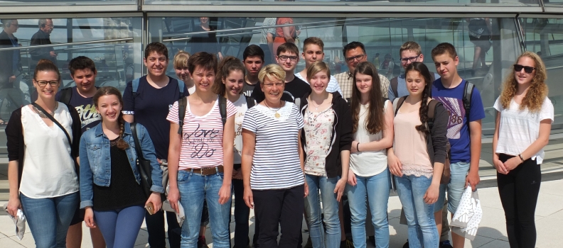 Maria-Victoria-Schule aus Ottersweier zu Gast bei Gabriele Katzmarek im Bundestag