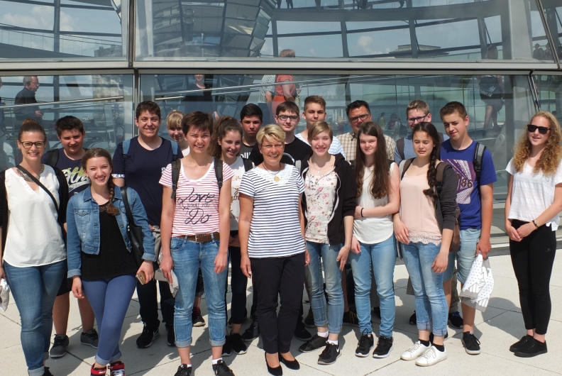 Maria-Victoria-Schule aus Ottersweier zu Gast bei Gabriele Katzmarek im Bundestag