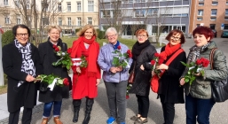 Die Rastatter SPD-Frauen verteilten Rosen am Internationalen Weltfrauentag