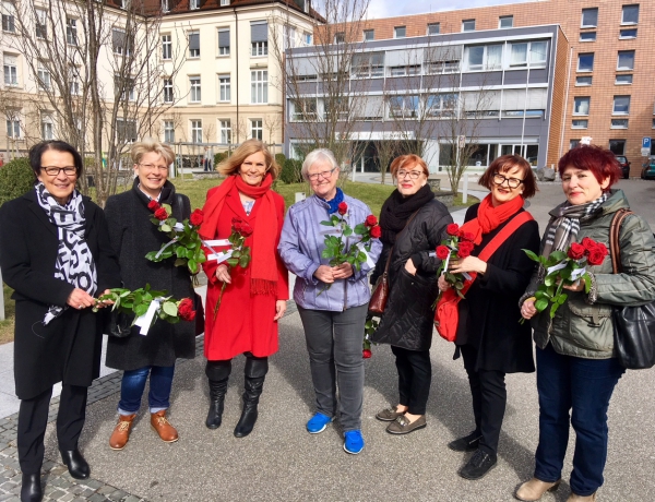 Die Rastatter SPD-Frauen verteilten Rosen am Internationalen Weltfrauentag