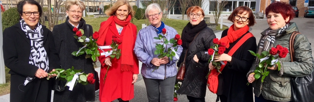 Die Rastatter SPD-Frauen verteilten Rosen am Internationalen Weltfrauentag